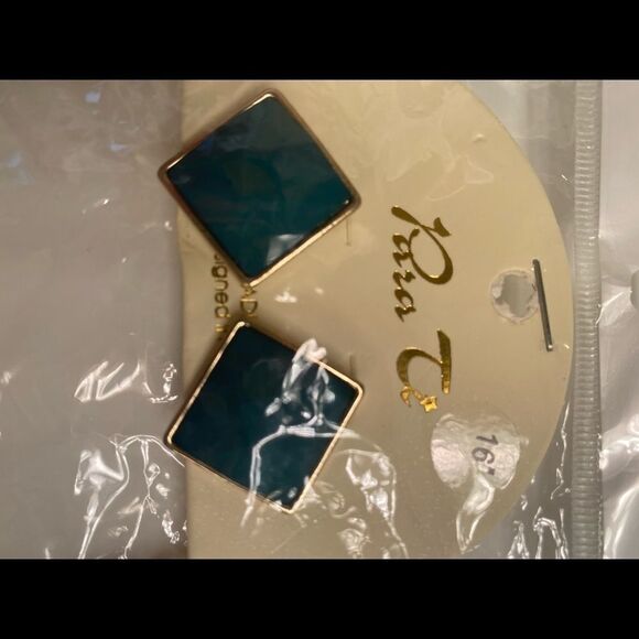 4/$20 Green & Gold Statement Necklace & Earring Set - Picture 4 of 11